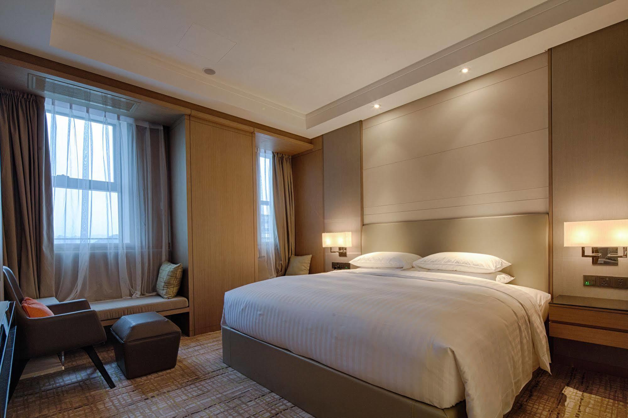 Courtyard By Marriott Xinchang Bagian luar foto
